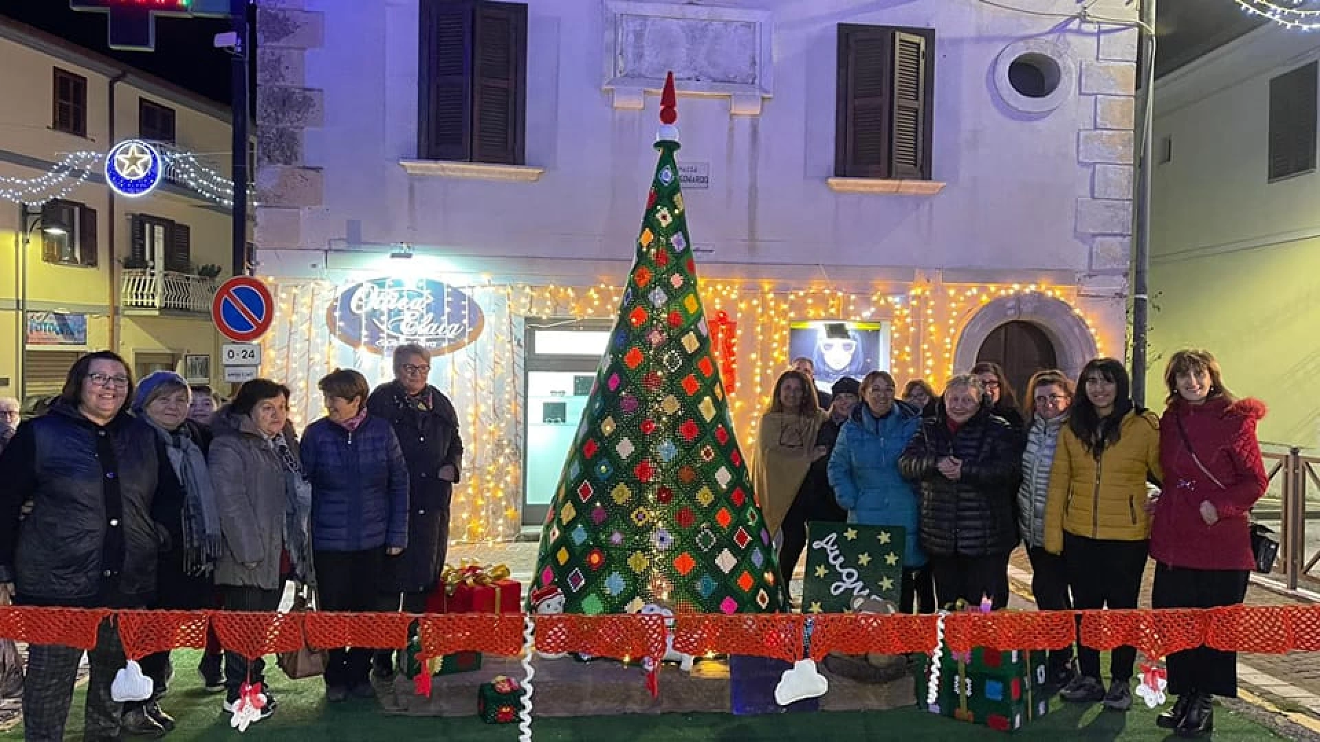 Colli a Volturno: l’albero realizzato a mano dalle “uncinettine”. Una bella attrazione natalizia per turisti e passanti.